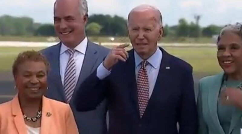 “Hai battuto la testa?”. Biden perde le staffe dopo una domanda sulla sua età