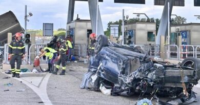 Incidente al casello autostradale, tre morti