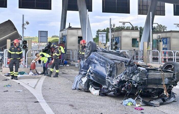 Incidente al casello autostradale, tre morti