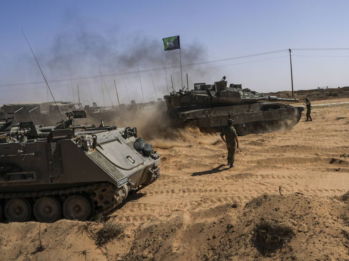 Salta in aria un blindato israeliano a Rafah. Uccisi 8 soldati. Bibi: “Eliminare Hamas”