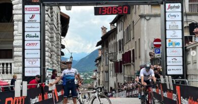 “Dovevo andare a messa ed ero in ritardo”: anziana non si ferma all’alt e investe tre ciclisti della Dolomiti Race