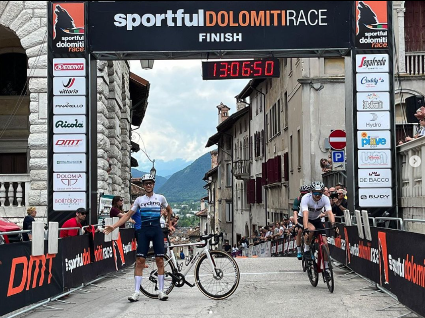 “Dovevo andare a messa ed ero in ritardo”: anziana non si ferma all’alt e investe tre ciclisti della Dolomiti Race