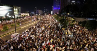 Guerra Israele – Hamas, le notizie di oggi. Media: “Israele intensifica bombardamenti e attacchi aerei su Rafah”. Proteste antigovernative a Tel Aviv, tre arresti