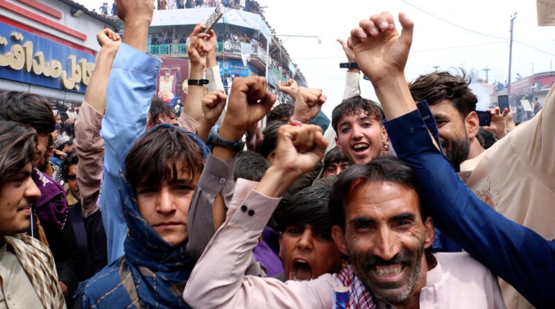 Gli afghani festeggiano quando la squadra maschile di cricket raggiunge la prima semifinale della Coppa del Mondo T20