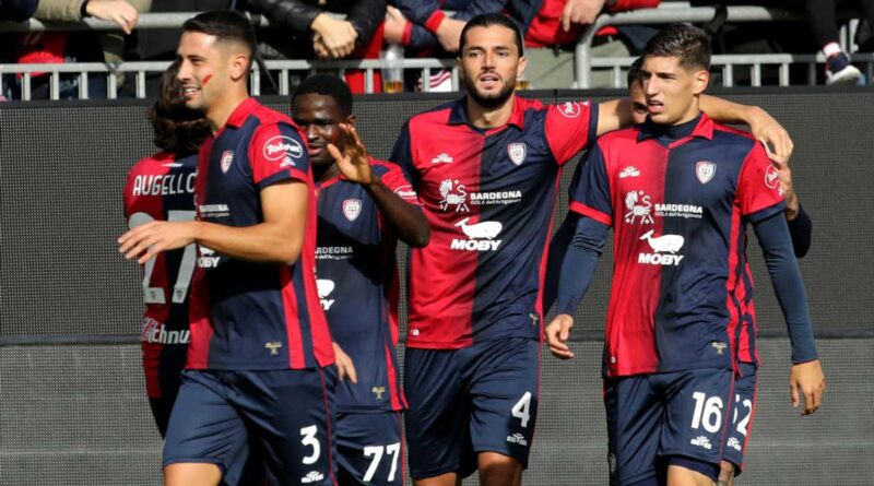 UFFICIALE – Como, preso Dossena dal Cagliari: contratto di 4 anni, i dettagli e le cifre dell’affare