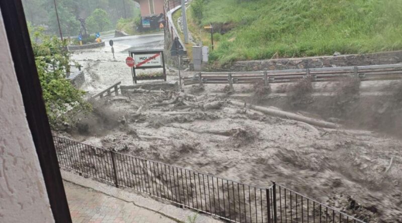 Alluvioni in Valle d’Aosta e Piemonte. Cogne ancora isolata: evacuazione di 200 persone in elicottero