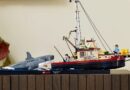 “Ci serve una barca più grossa”: ricreate una delle scene più paurose del cinema con il set LEGO Lo squalo