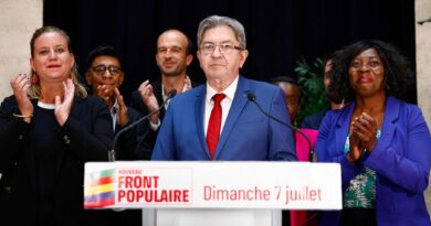 Risultati elezioni in Francia. Proiezioni: trionfano Mèlenchon e il Fronte Popolare: “Dobbiamo governare noi”. Le Pen sconfitta. Il premier Attal: “Domani presenterò le dimissioni a Macron”