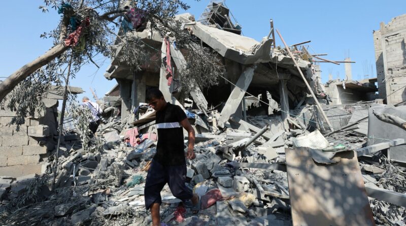 Decine di morti in un attacco aereo israeliano davanti a una scuola a Gaza