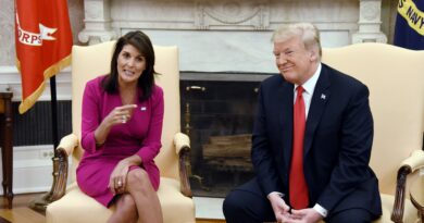 Nikki Haley brucia l’ultimo brandello di dignità, dicendo ai suoi delegati di votare per Trump alla convention a cui non l’ha invitata