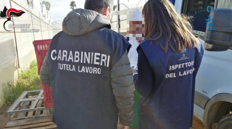 Salerno, i migranti pagavano 2mila euro per ogni istanza presentata al “click day” Decreto flussi