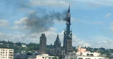 In fiamme la guglia di una famosa cattedrale francese