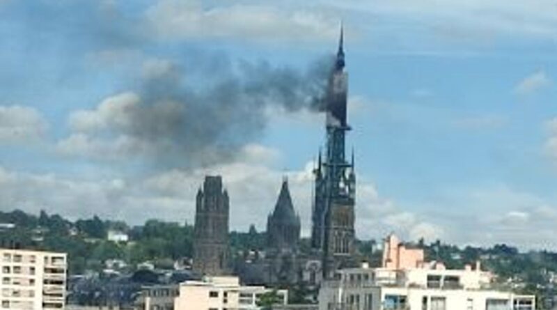 In fiamme la guglia di una famosa cattedrale francese