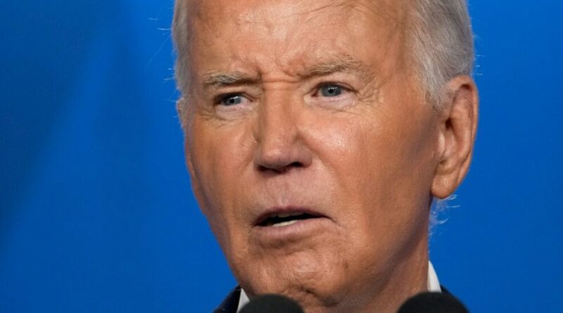 Usa, il capo dei dem al Campidoglio scarica Biden. E all’inaugurazione delle Olimpiadi andrà la moglie. Mosca: “Il mondo vede le sue gaffe”