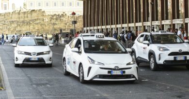 Taxi, sì della giunta a mille licenze in più a Roma. Le tariffe saranno più care: corsa minima da 9 euro