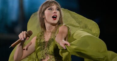 Shake It Off: Taylor Swift mangia il suo terzo insetto sul palco