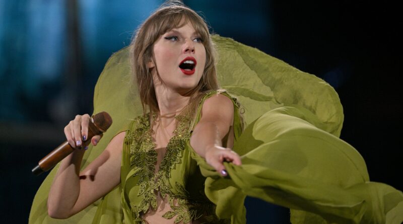Shake It Off: Taylor Swift mangia il suo terzo insetto sul palco