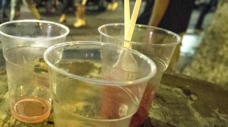 Il mix bevande energetiche e alcol ha effetti sul cervello degli adolescenti: “Con il binge drinking si compromettono memoria e capacità di comprensione”