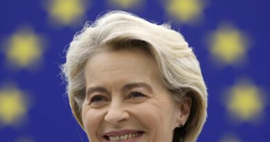 Von der Leyen rieletta presidente della Commissione Ue: 401 sì