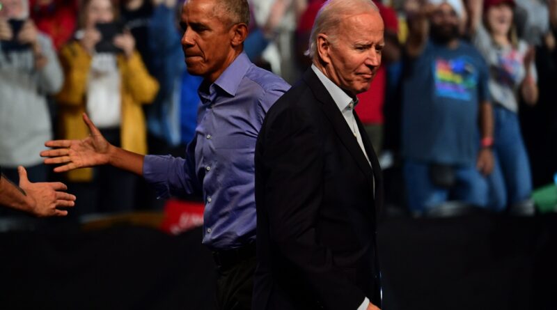 Barack Obama sta praticamente implorando Joe Biden di ritirarsi