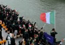 Parigi 24: al via sfilata, sul primo barcone la Grecia. Lady Gaga sorprende e non canta ‘La vie en rose’
