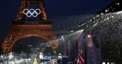 Parigi 2024, la cerimonia di apertura delle Olimpiadi con la Francia sotto attacco. Pioggia battente e grande spettacolo sulla Senna