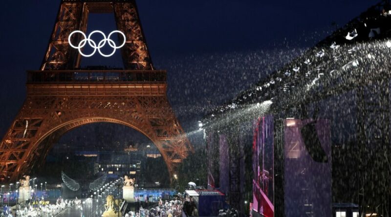 Parigi 2024, la cerimonia di apertura delle Olimpiadi con la Francia sotto attacco. Pioggia battente e grande spettacolo sulla Senna