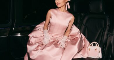 Ariana Grande si è trasformata in Glinda Pink alla cerimonia di apertura delle Olimpiadi del 2024