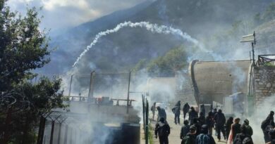 Valle di Susa, assedio No Tav al cantiere: bombe carta contro gli agenti