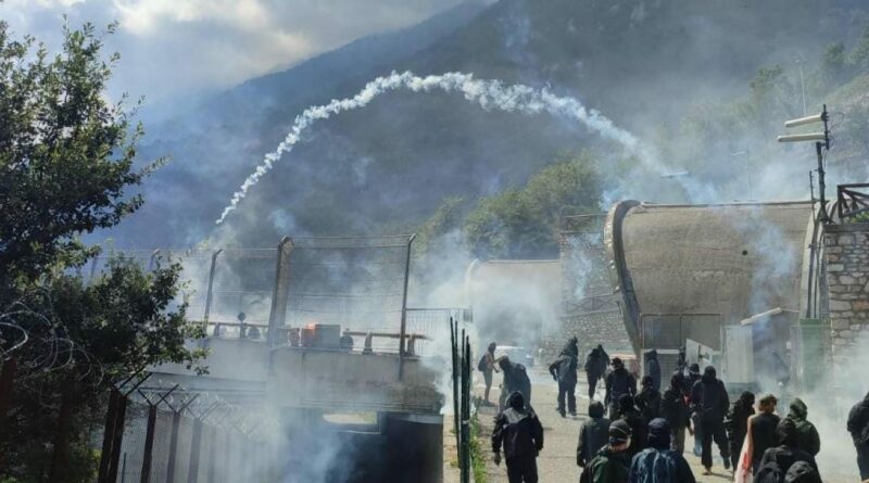 Valle di Susa, assedio No Tav al cantiere: bombe carta contro gli agenti