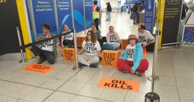 Gli attivisti di Just Stop Oil bloccano i gate di partenza dell’aeroporto di Gatwick