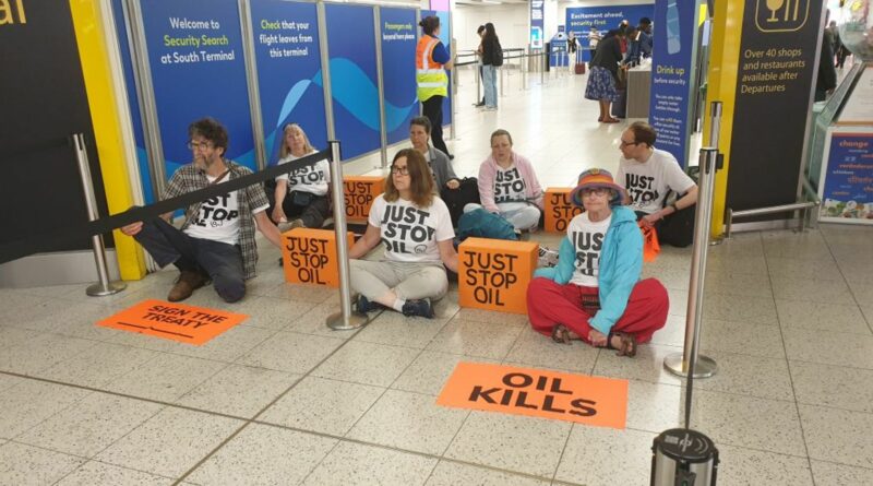 Gli attivisti di Just Stop Oil bloccano i gate di partenza dell’aeroporto di Gatwick