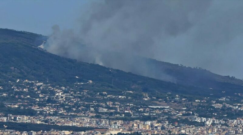 Napoli, incendio nel parco nazionale del Vesuvio: l’alta colonna di fumo visibile dal golfo