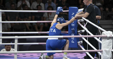 Boxe, Angela Carini abbandona il match contro Imane Khelif, si inginocchia e piange