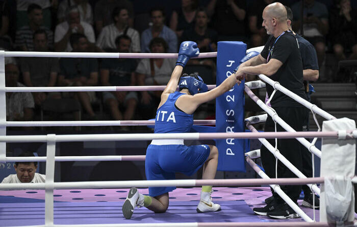 Boxe, Angela Carini abbandona il match contro Imane Khelif, si inginocchia e piange