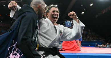 Olimpiadi Parigi 2024, le news di oggi: Carini si ritira contro Imane Khelif. Meloni: “Non era incontro ad armi pari”. Le azzurre del fioretto in finale contro gli Usa. Bellandi nel judo per l’oro. Canoa, De Gennaro in finale del K1 slalom