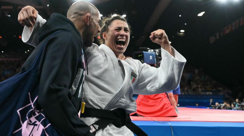 Olimpiadi Parigi 2024, le news di oggi: Carini si ritira contro Imane Khelif. Meloni: “Non era incontro ad armi pari”. Le azzurre del fioretto in finale contro gli Usa. Bellandi nel judo per l’oro. Canoa, De Gennaro in finale del K1 slalom