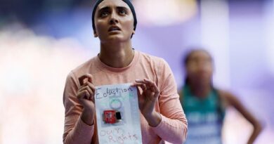 Afghana arriva ultima nei 100, poi mostra il messaggio sotto il pettorale: “Istruzione e sport i nostri diritti”