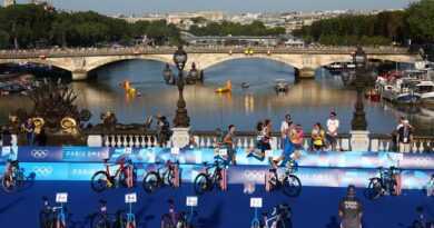 Olimpiadi Parigi 2024, le news di oggi: Italia sesta nella prova di triathlon. Italvolley a caccia della semifinale, stasera c’è Tortu