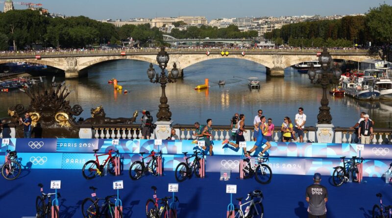 Olimpiadi Parigi 2024, le news di oggi: Italia sesta nella prova di triathlon. Italvolley a caccia della semifinale, stasera c’è Tortu