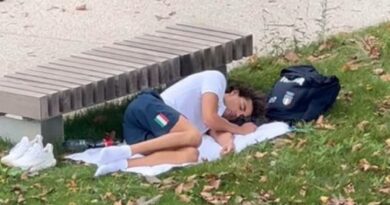 La foto simbolo del flop delle Macroniadi: Thomas Ceccon dorme a terra nel parco del villaggio Olimpico