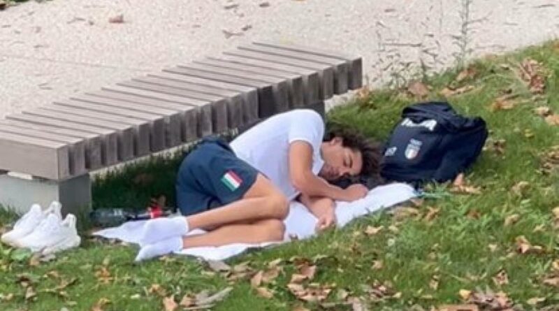 La foto simbolo del flop delle Macroniadi: Thomas Ceccon dorme a terra nel parco del villaggio Olimpico