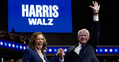 Kamala Harris e il candidato alla vicepresidenza Tim Walz fanno la loro prima apparizione insieme