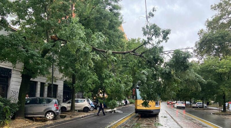 Il maltempo flagella il Nord, frane e strade interrotte