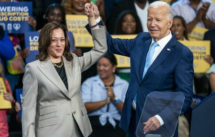 Harris-Biden, primo comizio insieme. Applausi per Biden: “Grazie Joe”