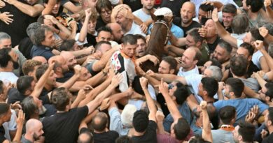 Palio di Siena, trionfa la contrada della Lupa con il fantino Dino Pes (il più anziano) e il cavallo (esordiente) Benitos