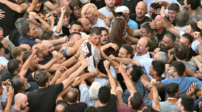 Palio di Siena, trionfa la contrada della Lupa con il fantino Dino Pes (il più anziano) e il cavallo (esordiente) Benitos