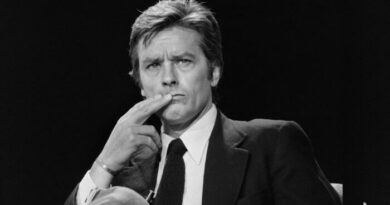 Giubbotto, sguardo e sigaretta lo stile irresistibile di Alain Delon