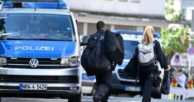 Germania: assalto con un coltello, 3 morti e 8 feriti. Continua la caccia all’attentatore