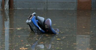 Maltempo nel Bresciano, la grandine rompe i vetri delle auto e le forti piogge allagano le cantine